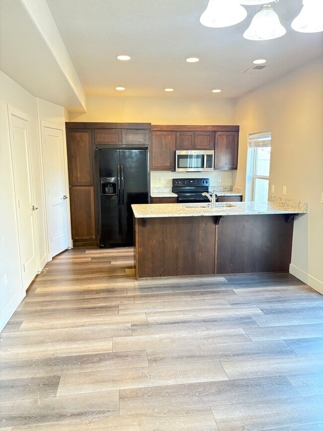 Foto del edificio - BEAUTIFUL TOWNHOME!