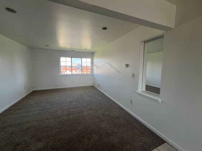 Foto del edificio - 8140 Crestview Drive Apt #4, Sterling Heig...