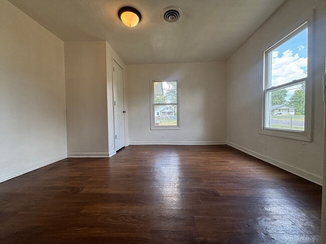 Building Photo - Rent this 2 Bedroom 1 Bath available now!