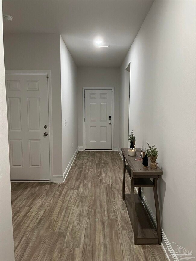 Foto del edificio - 7943 Burnside Lp