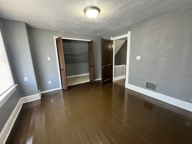 Building Photo - 3 Bedroom House