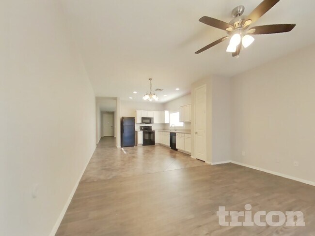 Foto del edificio - 15409 W Cameron Dr