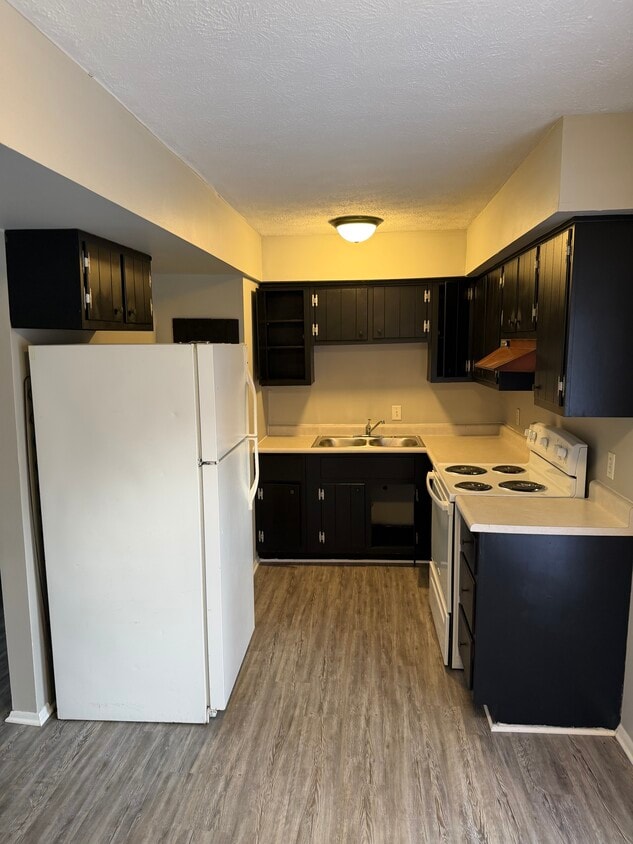 Building Photo - Elm Street