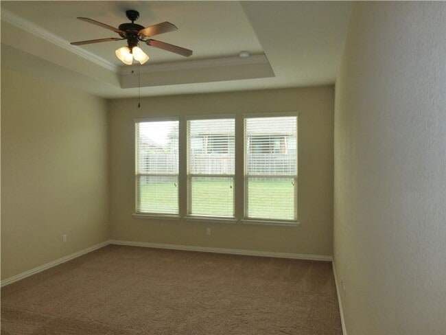 Building Photo - Four Bedroom Split Floorplan Near Major Co...