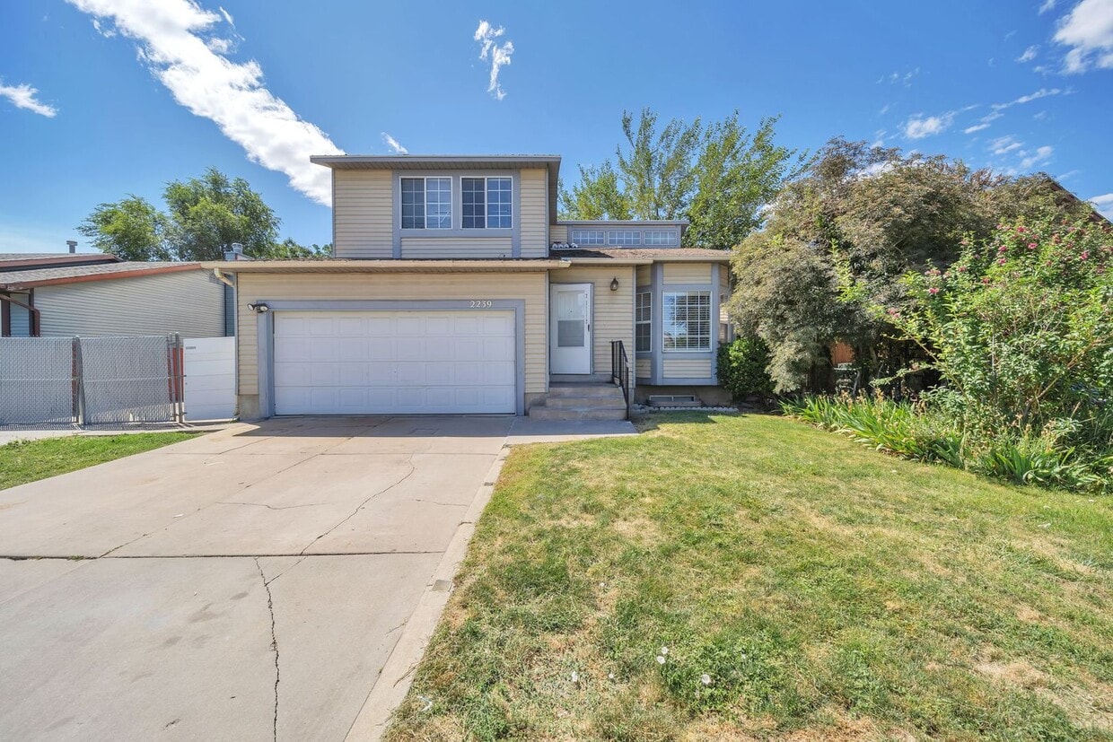 Spacious West Jordan Home w 2 car attached... - Spacious West Jordan Home w 2 car attached...
