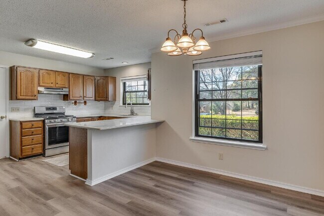 Foto del edificio - East Fayetteville 3-Bedroom Home with Granite Touches & Cozy Fireplace!"