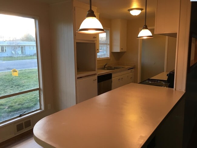 Building Photo - Spacious C Duplex for Rent
