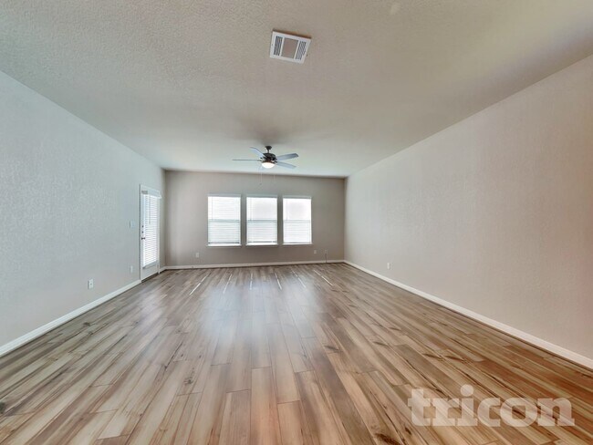 Foto del edificio - 13630 Paxton Blvd