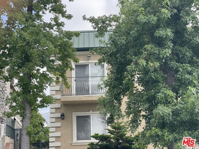 Foto del edificio - 2223 Montrose Ave