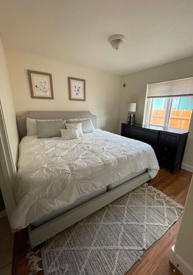 Foto del edificio - One bedroom and one bath Duplex.