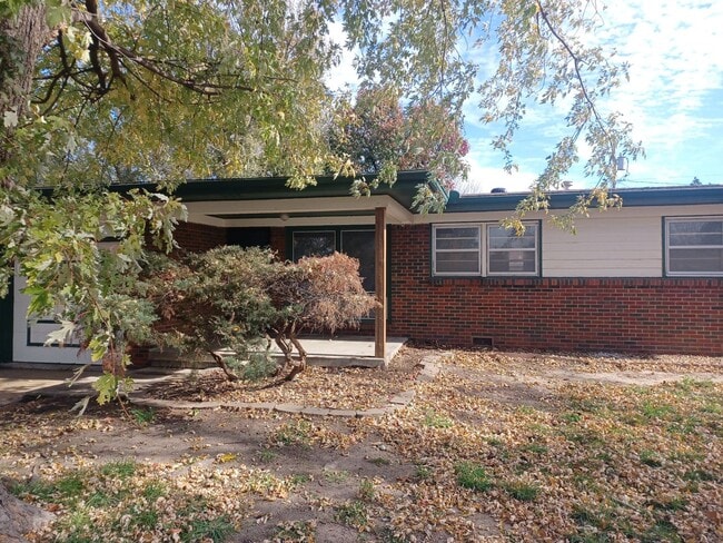 Building Photo - South Side 3 Bed 1 bath Home with Garage