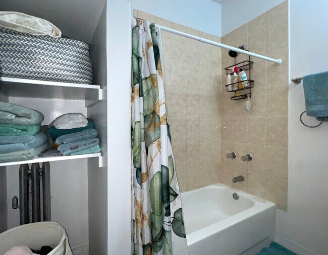 Foto del edificio - Spacious 1 Bed in Prime Edgewater Glen Loc...