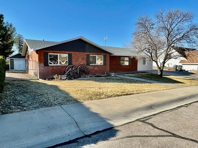 Building Photo - Updated Home in Green Valley with HUGE fen...