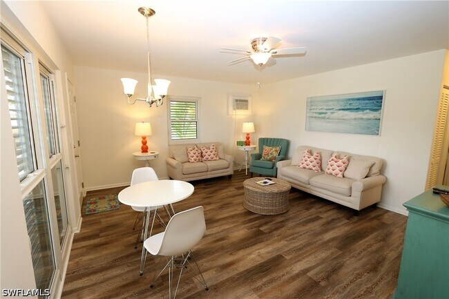 Foto del edificio - 130 N Collier Blvd