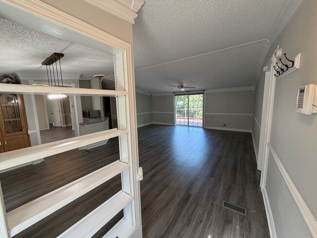 Building Photo - Spacious Ranch Home