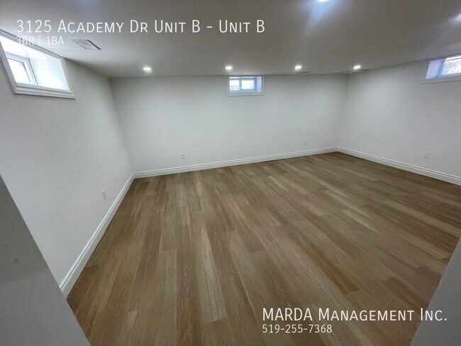 Photo du bâtiment - STUNNING 3BED/1 BATH LOWER UNIT +  HYDRO, ...
