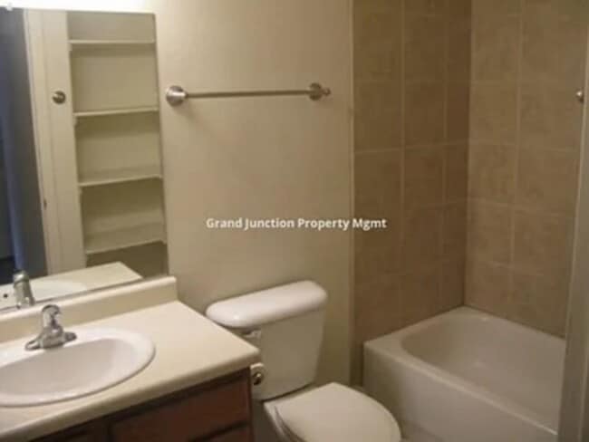 Building Photo - MUST SEE 3 Bed 2 bath