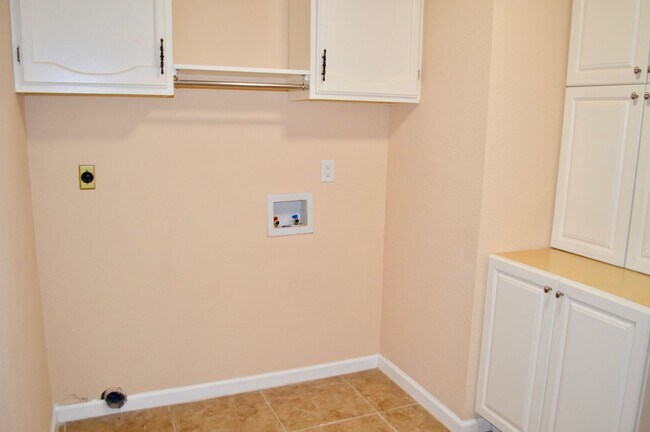 Foto del edificio - Beautiful 3 bed 2 bath home in a quiet nei...