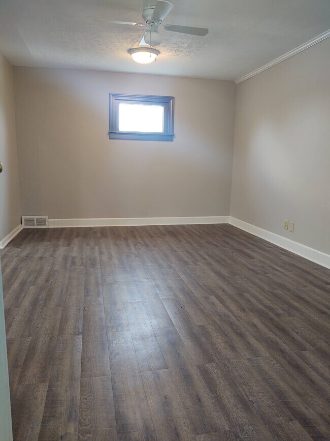 Building Photo - 8047 Broadview Rd