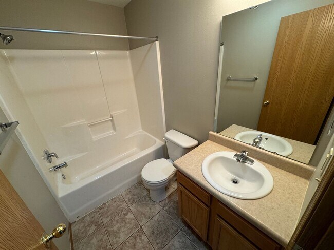 Building Photo - 2 bedroom 2 bath apartment at Parkwood Apa...