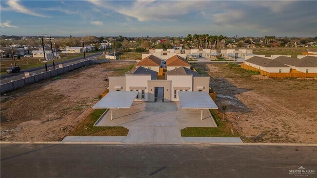 Foto del edificio - 33 Medina Drive Service Rd