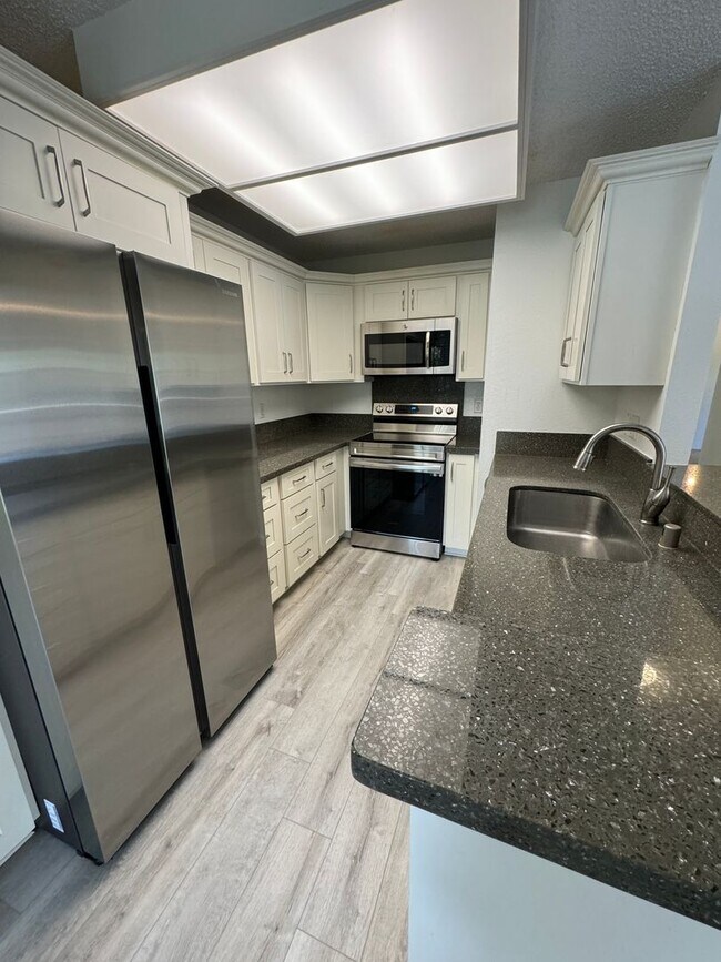 Building Photo - 468 Mananai Pl