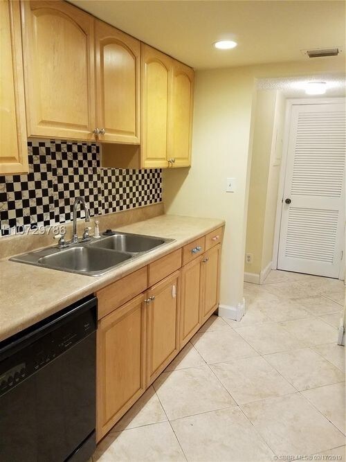 Foto del edificio - 8803 W Sample Rd