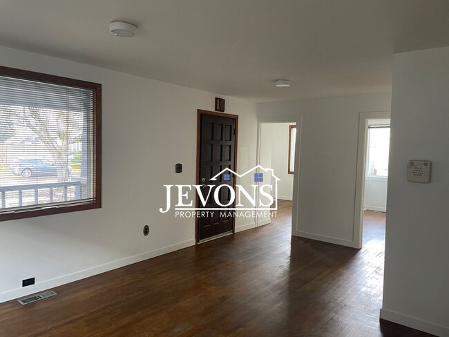 Building Photo - $2,625 Rent Credit - Charming 5-bedroom ho...