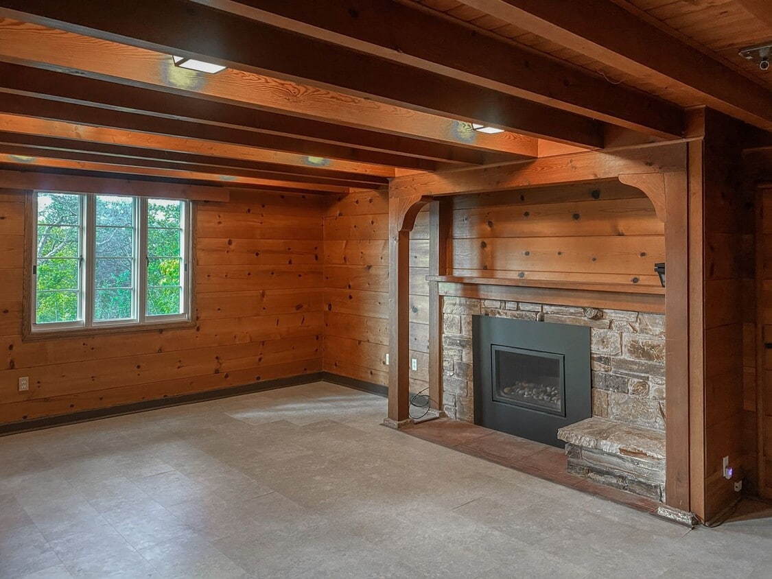 Primary Photo - Studio with Carmel Hill Views - Available ...