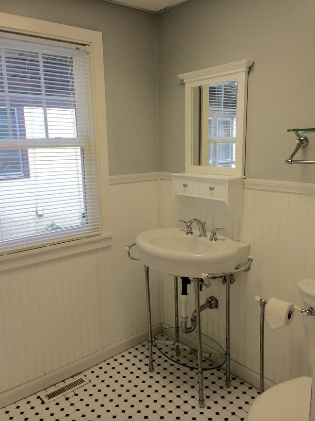 Half Bath - 890 20th Ave SE