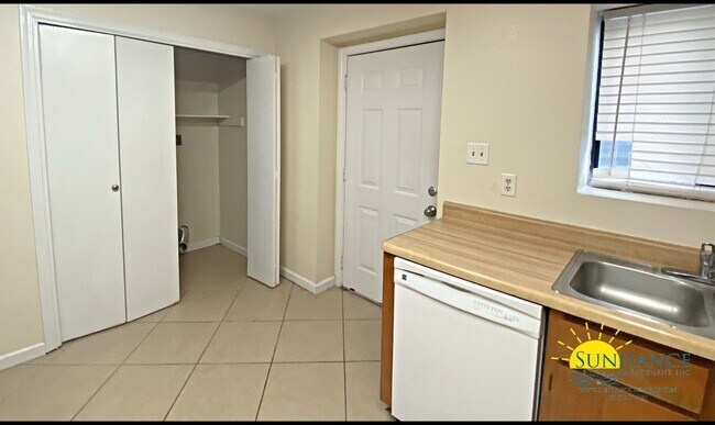 Foto del edificio - Newly Painted 2 Bedroom Unit in Prime down...