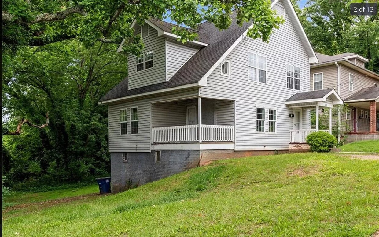 Building Photo - Charming 4-Bedroom Home on Greenway Avenue...