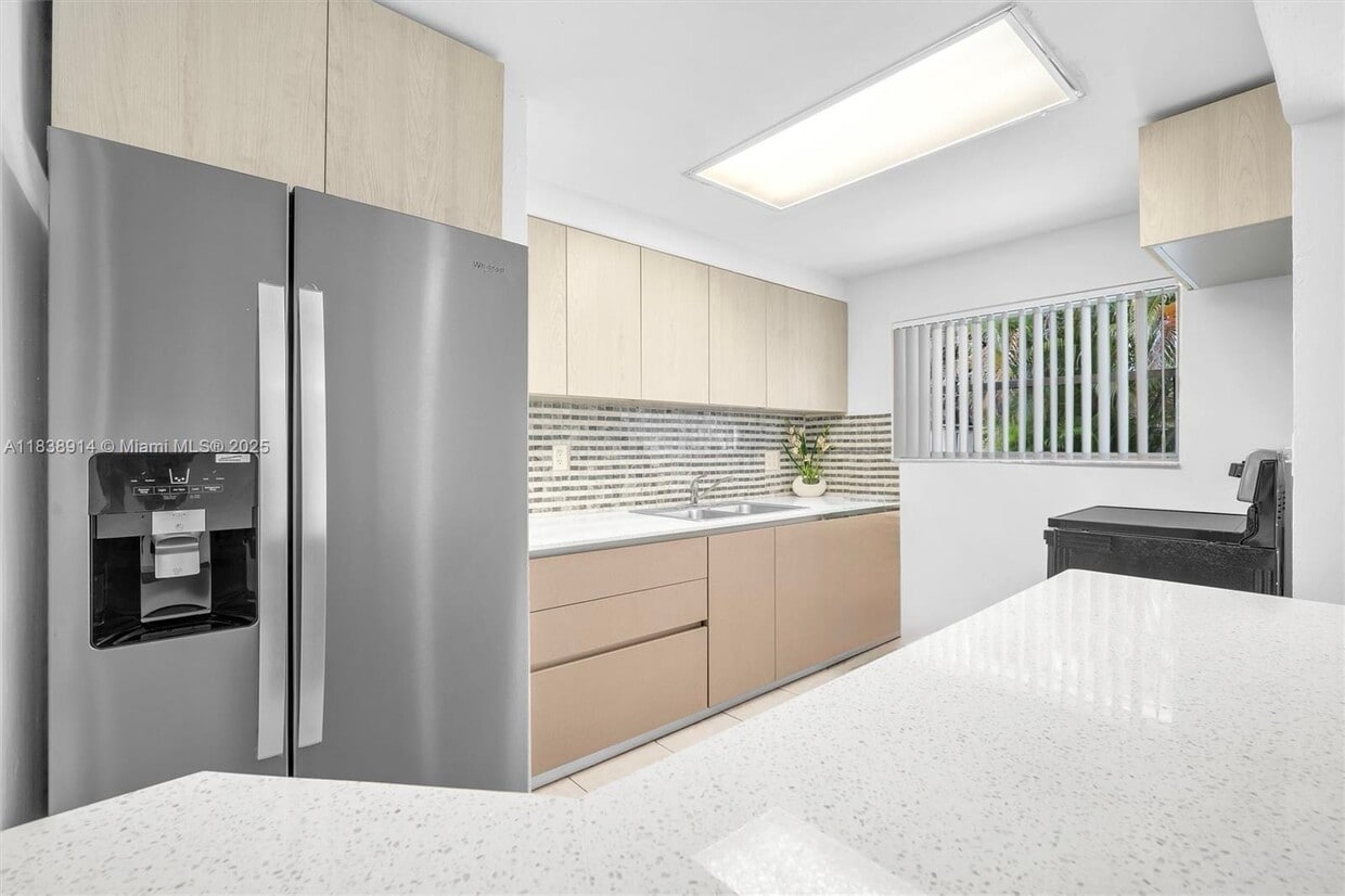 Foto principal - 1050 NE 156th St