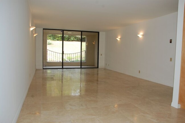 Building Photo - Luxurious Lower Village 2 Bedroom Condo