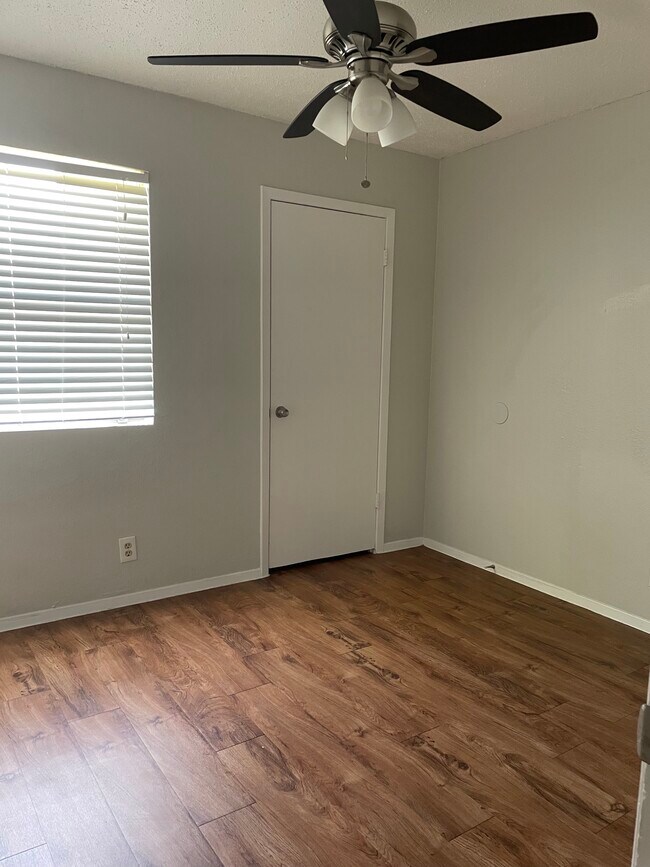 Building Photo - 9806 Roxanna Dr