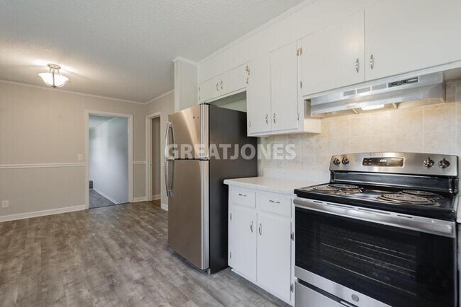 Building Photo - 817 Delta Dr