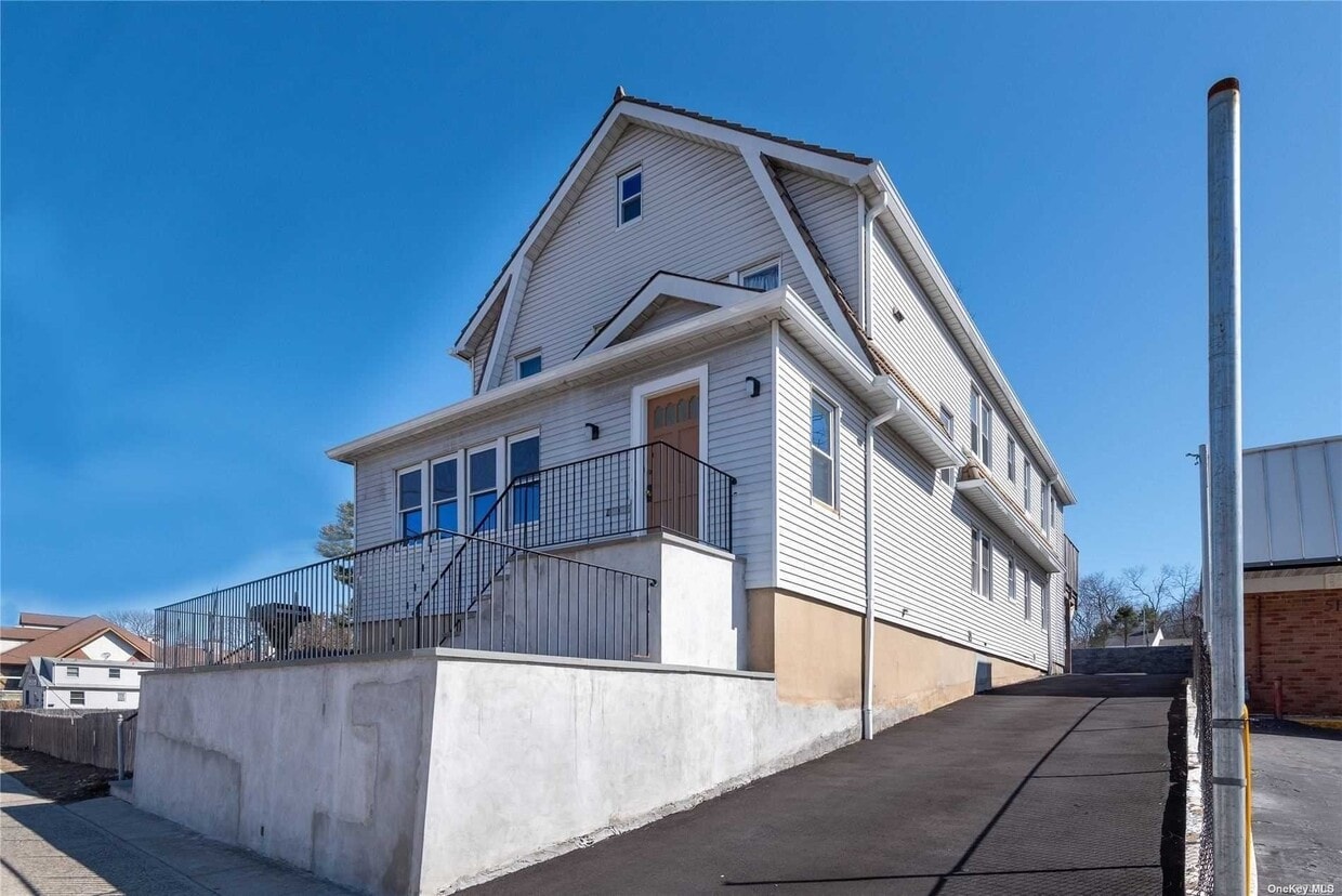 47 Pine Hollow Rd Unit 2B, Oyster Bay, NY 11771 Room for Rent in