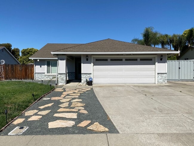 Building Photo - Bright & Spacious 3-Bedroom Home with Sola...