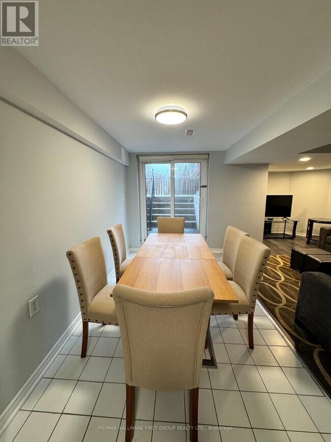 Photo du bâtiment - 1385 Ferncliff Cir