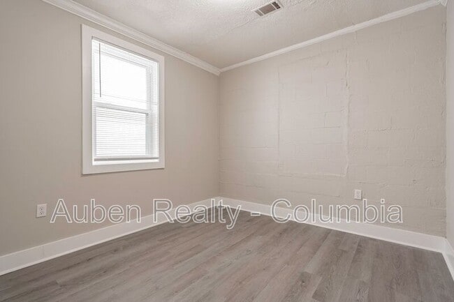 Building Photo - 1216 1/2 Gregg Street