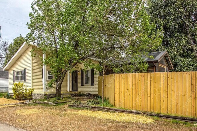 Building Photo - 1 Bed, 2 Bath Home with Fenced Yard / Pet-Friendly