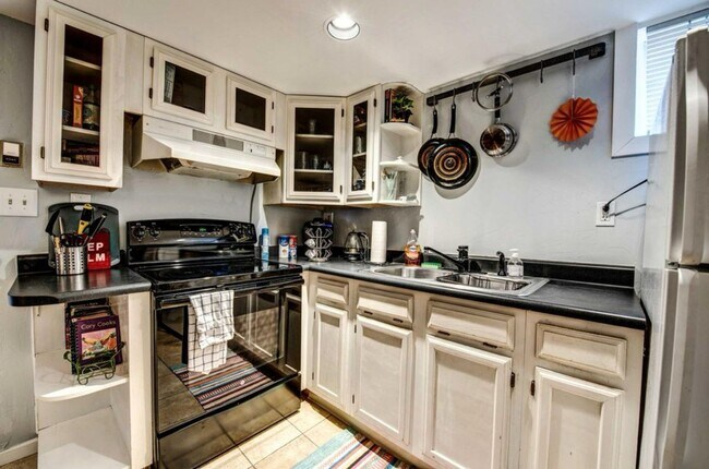 Building Photo - Charming two-bedroom unit in Capitol Hill