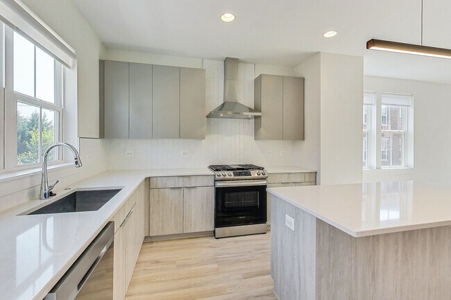 Building Photo - Four level townhome located in tranquil Mi...