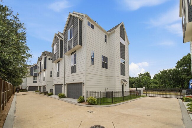 Foto del edificio - 1648 W Tidwell Rd