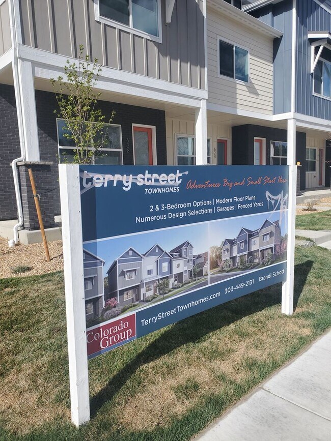 Building Photo - Beautiful and Updated 2BR Townhome With At...