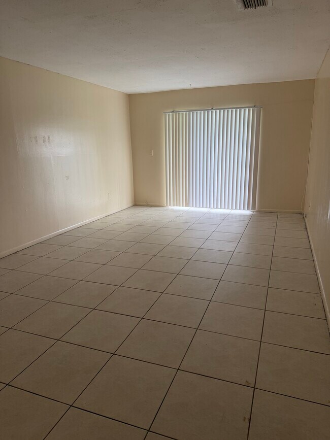 Foto del edificio - 2220 NW 58th Ter