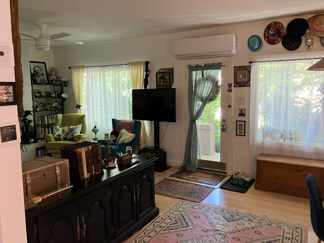Foto del edificio - 1176 Bryan Ave