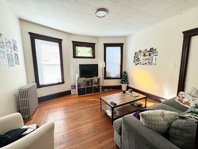 Foto del edificio - 692 Columbia Rd