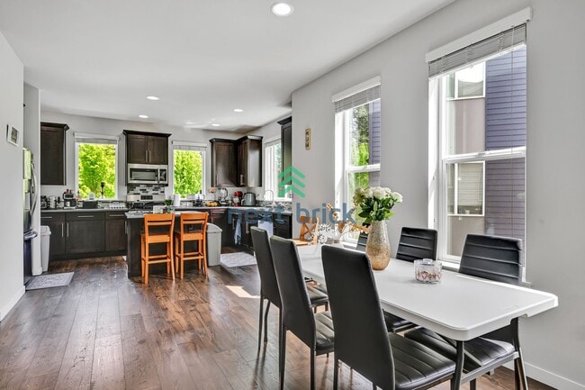 Building Photo - Spacious & Modern 4-Bed, 3.5-Bath Townhome...