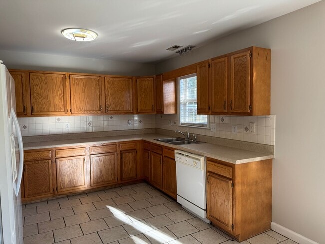 Building Photo - Charming Cul-de-Sac Home